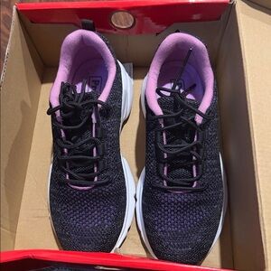 Propet Women Stability fly Black berry sneakers Size 5